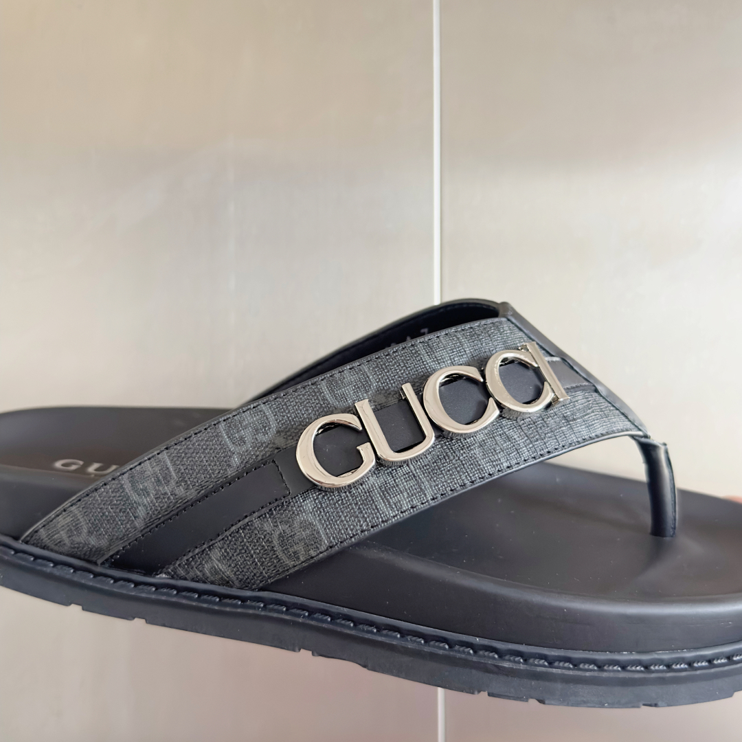 顶级版本：男款
Gucci古驰 最新 情侣款 双G 压花 一字 交叉 厚底 凉拖鞋 
原版购入开发 做货