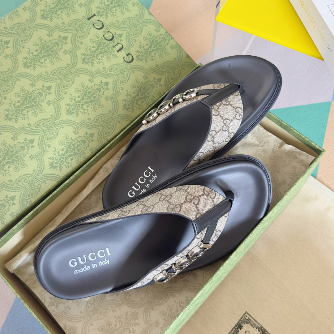 顶级版本：男款
Gucci古驰 最新 情侣款 双G 压花 一字 交叉 厚底 凉拖鞋 
原版购入开发 做货