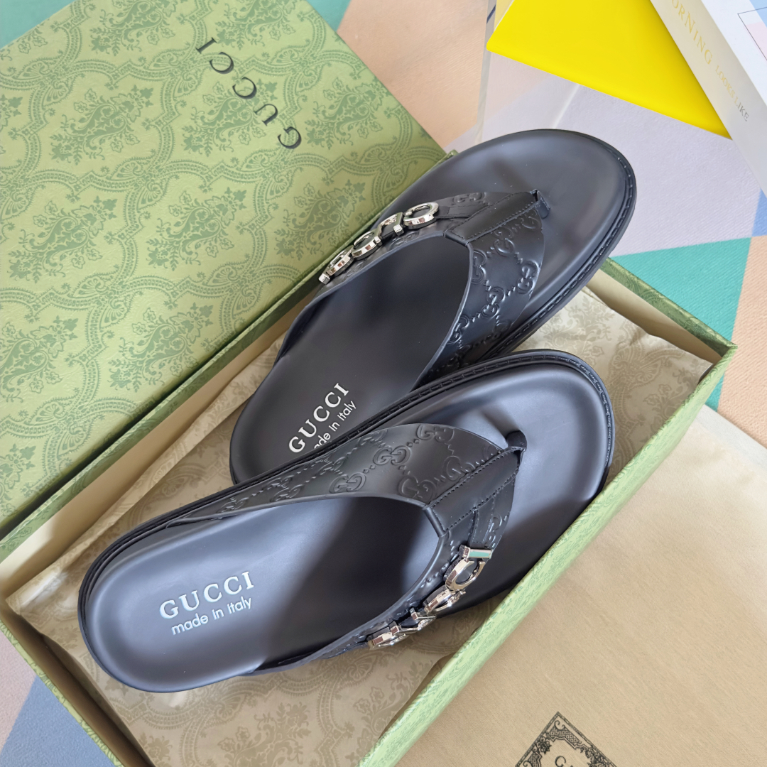 顶级版本：男款
Gucci古驰 最新 情侣款 双G 压花 一字 交叉 厚底 凉拖鞋 
原版购入开发 做货