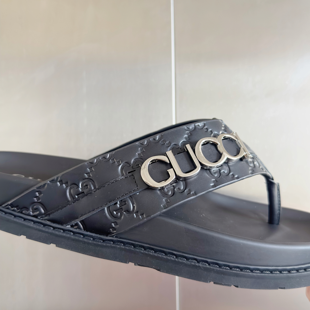 顶级版本：男款
Gucci古驰 最新 情侣款 双G 压花 一字 交叉 厚底 凉拖鞋 
原版购入开发 做货