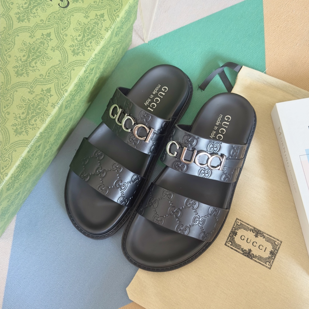 顶级版本：男款
Gucci古驰 最新 情侣款 双G 压花 一字 交叉 厚底 凉拖鞋 
原版购入开发 做货