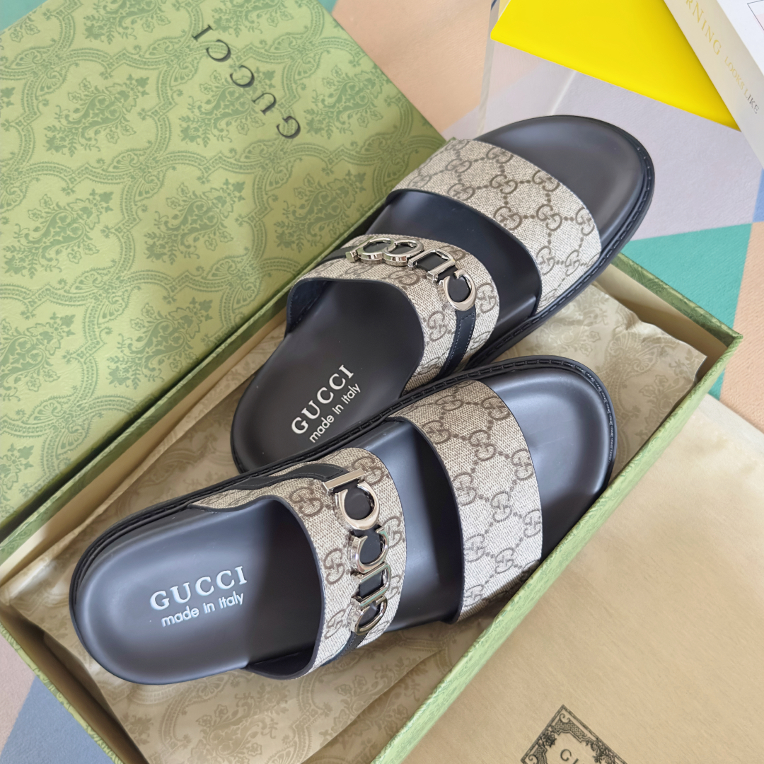 顶级版本：男款
Gucci古驰 最新 情侣款 双G 压花 一字 交叉 厚底 凉拖鞋 
原版购入开发 做货