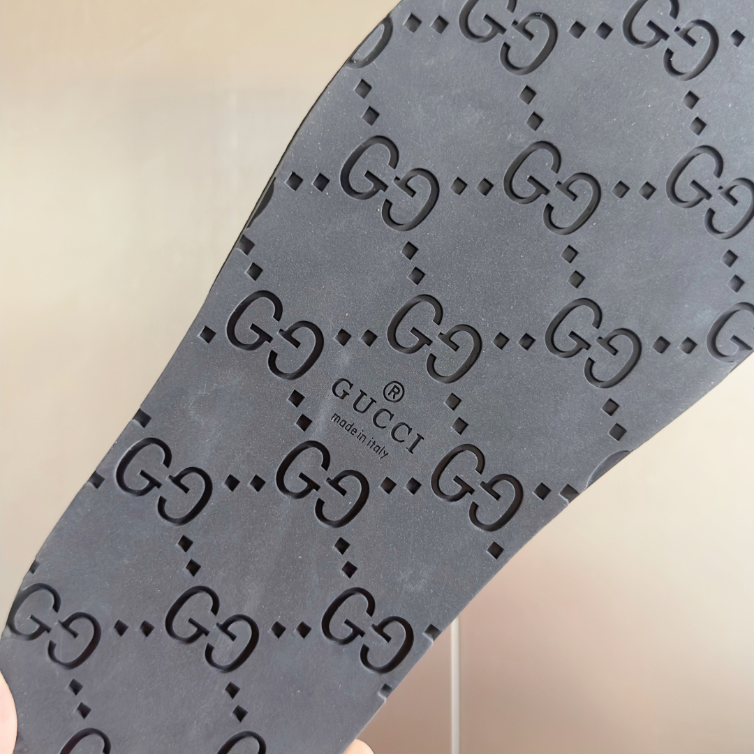 顶级版本：男款
Gucci古驰 最新 情侣款 双G 压花 一字 交叉 厚底 凉拖鞋 
原版购入开发 做货