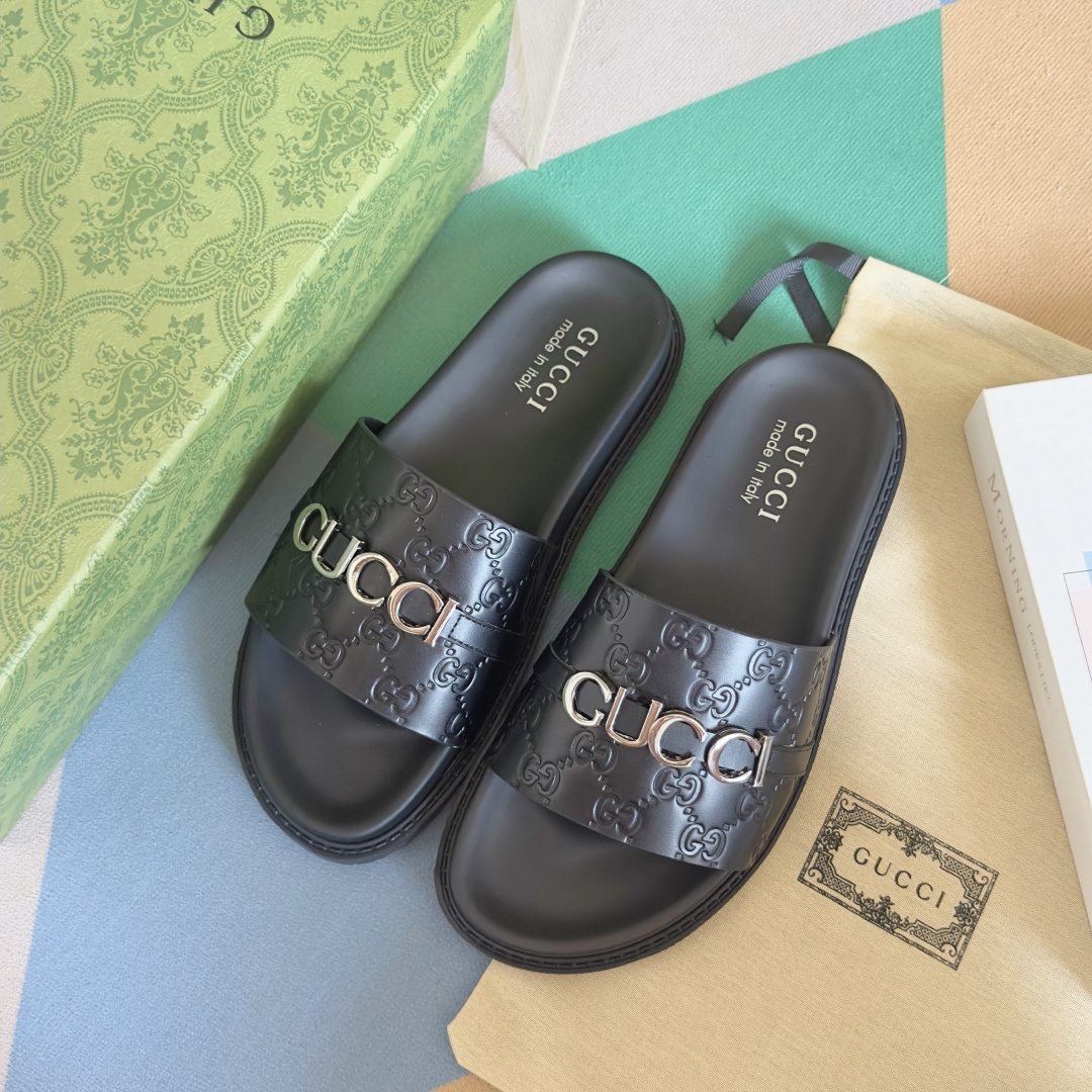 顶级版本：男款
Gucci古驰 最新 情侣款 双G 压花 一字 交叉 厚底 凉拖鞋 
原版购入开发 做货