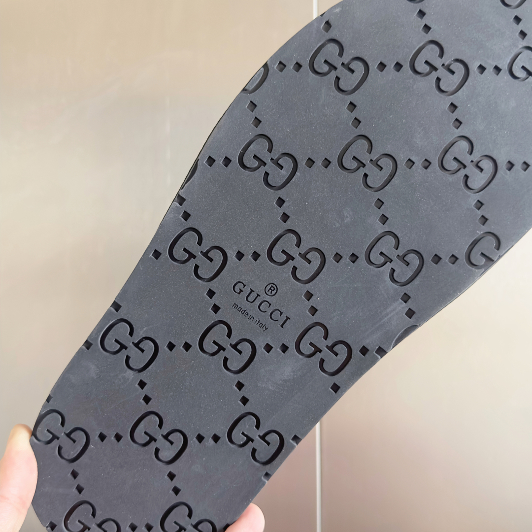 顶级版本：男款
Gucci古驰 最新 情侣款 双G 压花 一字 交叉 厚底 凉拖鞋 
原版购入开发 做货