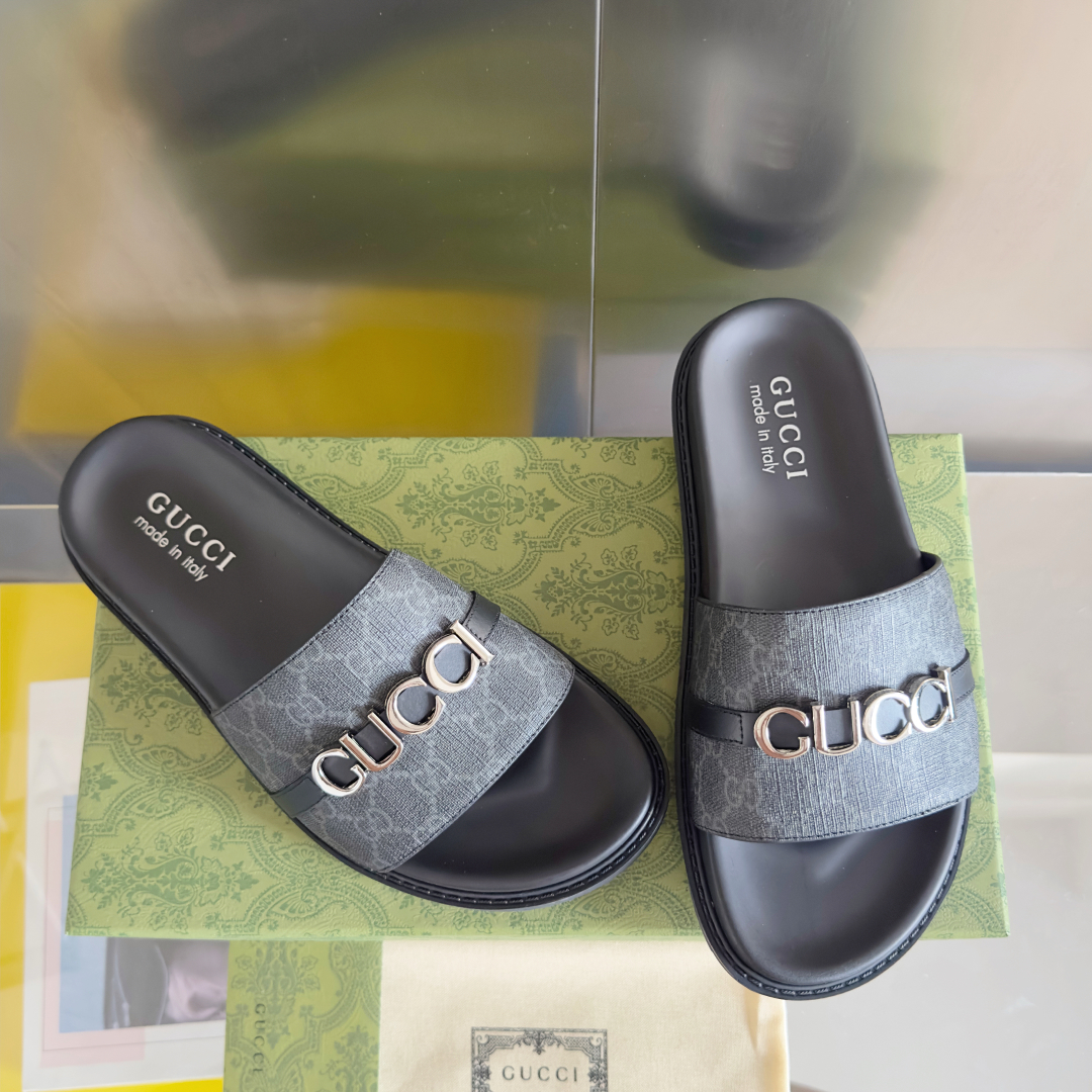 顶级版本：男款
Gucci古驰 最新 情侣款 双G 压花 一字 交叉 厚底 凉拖鞋 
原版购入开发 做货
