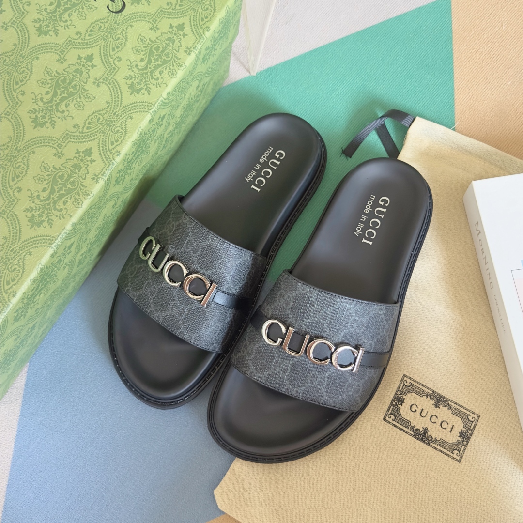 顶级版本：男款
Gucci古驰 最新 情侣款 双G 压花 一字 交叉 厚底 凉拖鞋 
原版购入开发 做货