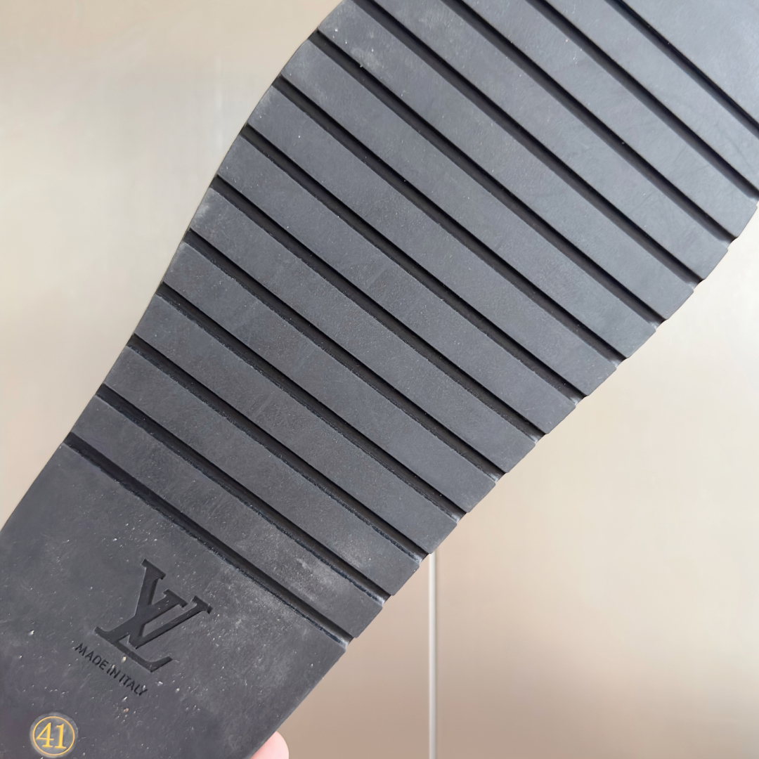 顶级版本：男款
LV路易威登L家 驴牌 厚底 浮雕 压花 凉拖鞋
本款 Miami 凉拖取材 Maxi 