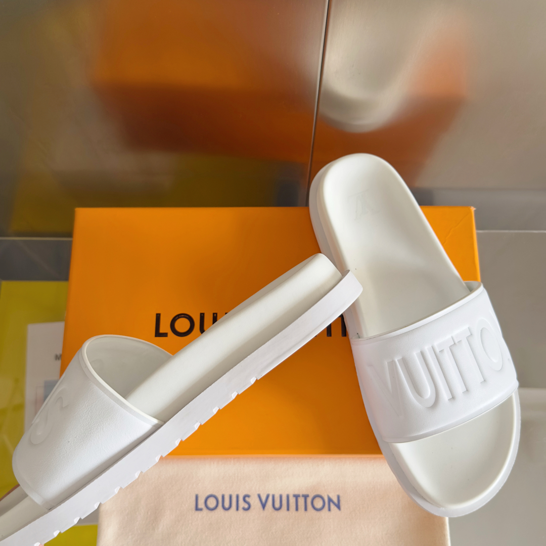 顶级版本：男款
LV路易威登L家 驴牌 厚底 浮雕 压花 凉拖鞋
本款 Miami 凉拖取材 Maxi 