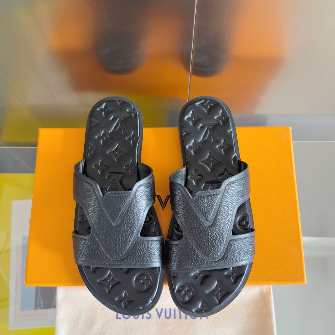 顶级版本：男款
LV路易威登L家 驴牌 厚底 浮雕 压花 凉拖鞋
本款 Miami 凉拖取材 Maxi 