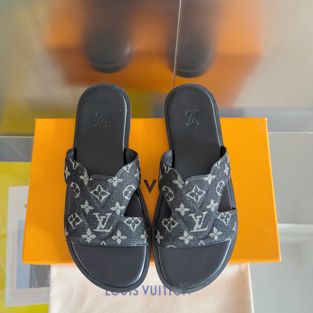 顶级版本：男款
LV路易威登L家 驴牌 厚底 浮雕 压花 凉拖鞋
本款 Miami 凉拖取材 Maxi 