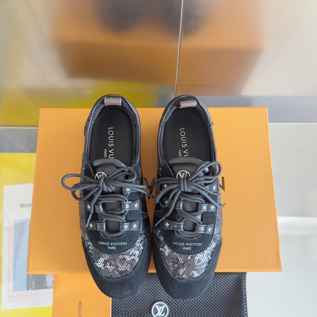 顶级版本:情侣款
LV路易威登 L家 驴牌 最新Sneakerina系列 情侣款 芭蕾运动鞋 德训鞋 休