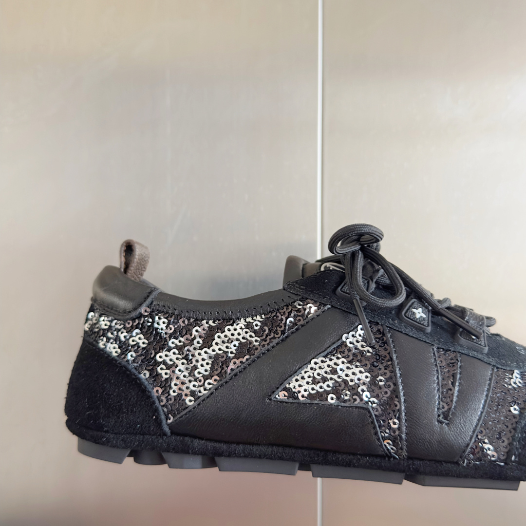 顶级版本:情侣款
LV路易威登 L家 驴牌 最新Sneakerina系列 情侣款 芭蕾运动鞋 德训鞋 休