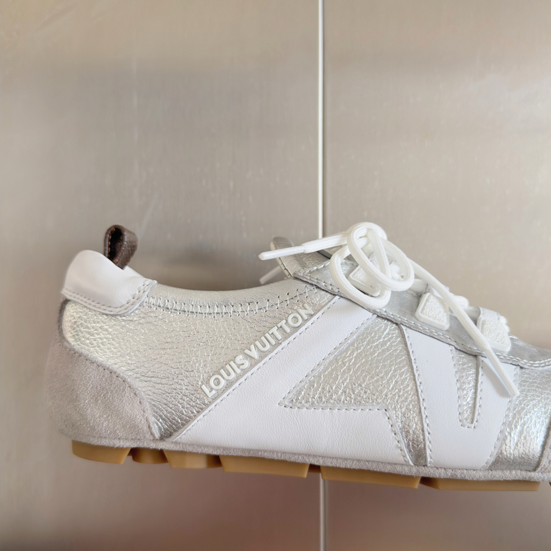 顶级版本:情侣款
LV路易威登 L家 驴牌 最新Sneakerina系列 情侣款 芭蕾运动鞋 德训鞋 休