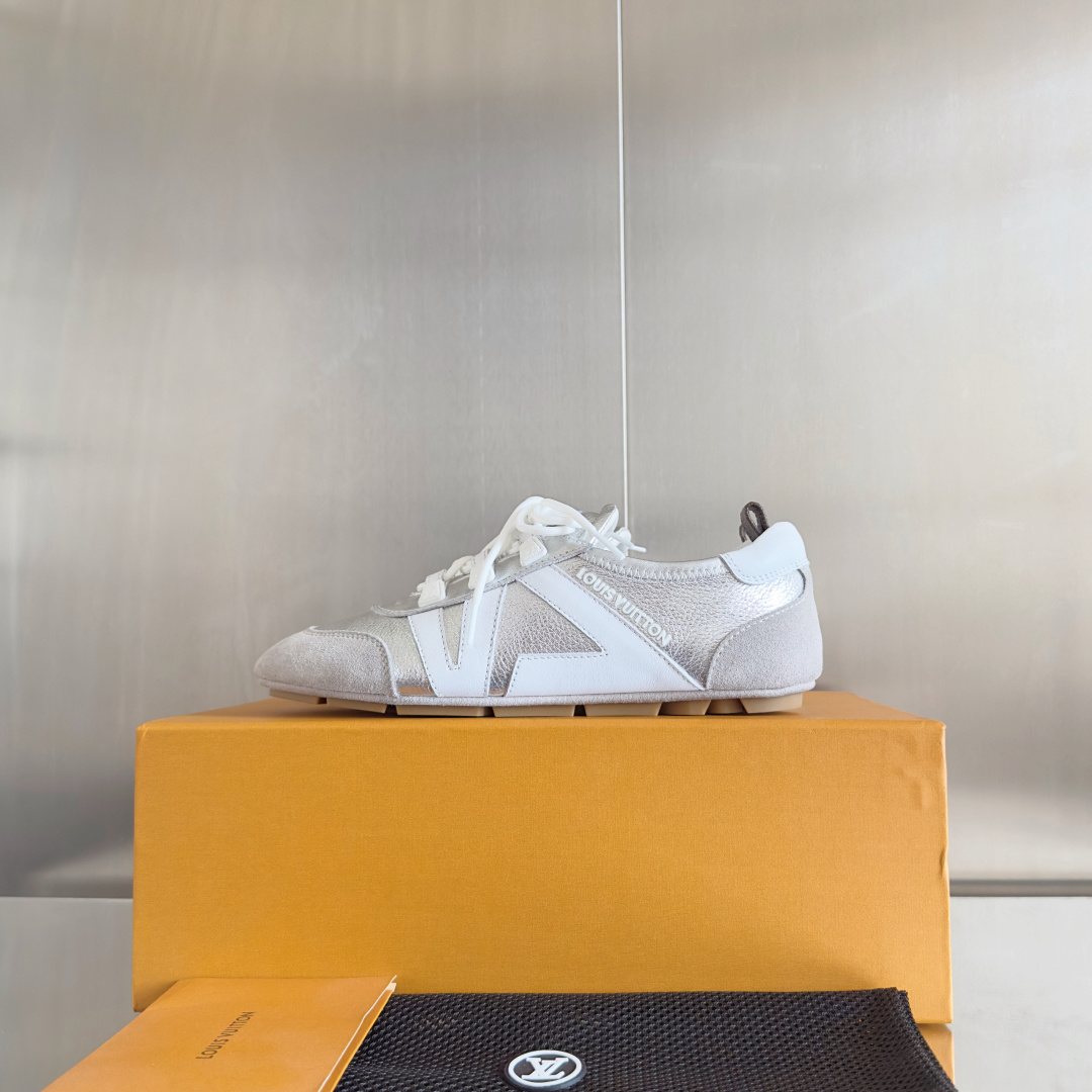 顶级版本:情侣款
LV路易威登 L家 驴牌 最新Sneakerina系列 情侣款 芭蕾运动鞋 德训鞋 休