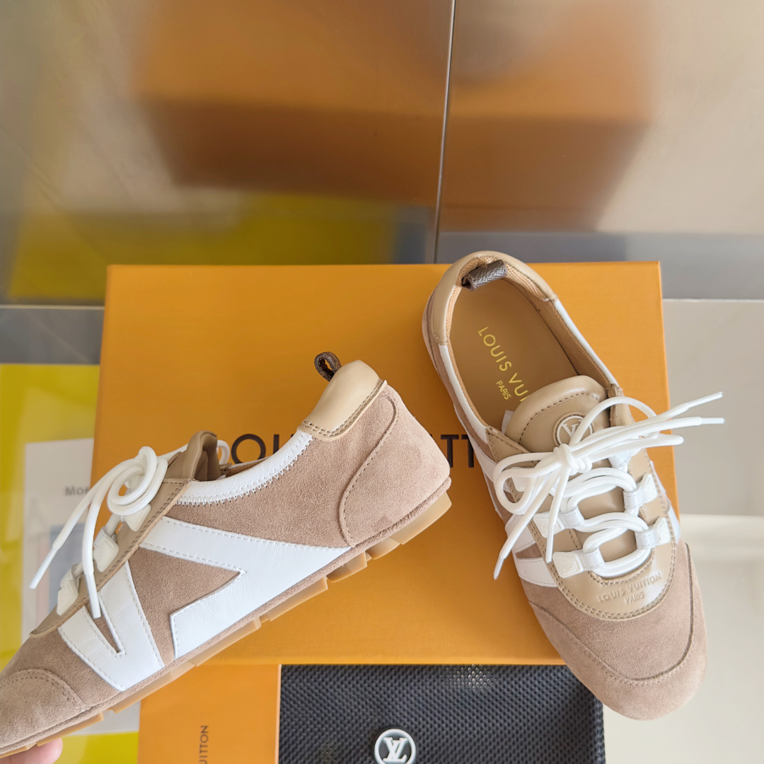 顶级版本:情侣款
LV路易威登 L家 驴牌 最新Sneakerina系列 情侣款 芭蕾运动鞋 德训鞋 休