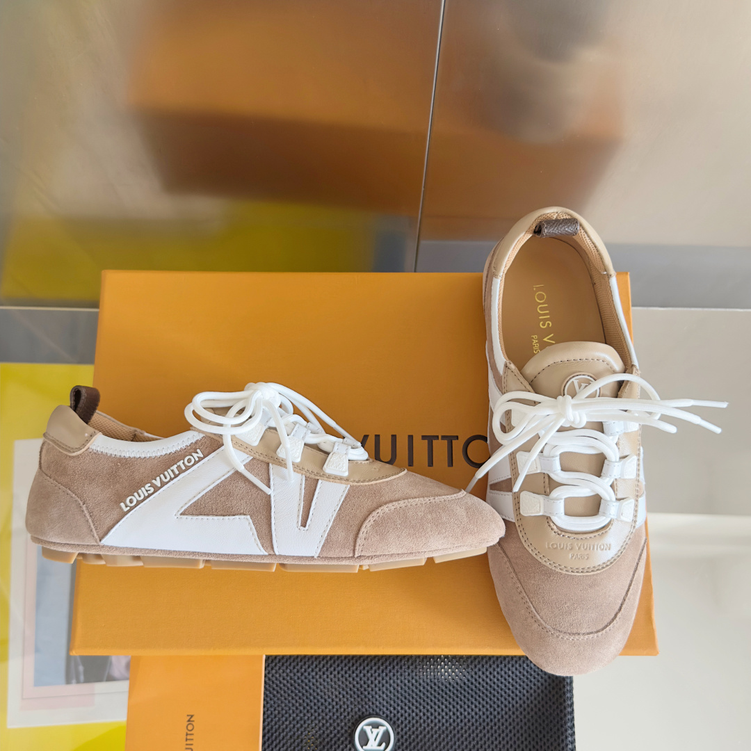 顶级版本:情侣款
LV路易威登 L家 驴牌 最新Sneakerina系列 情侣款 芭蕾运动鞋 德训鞋 休