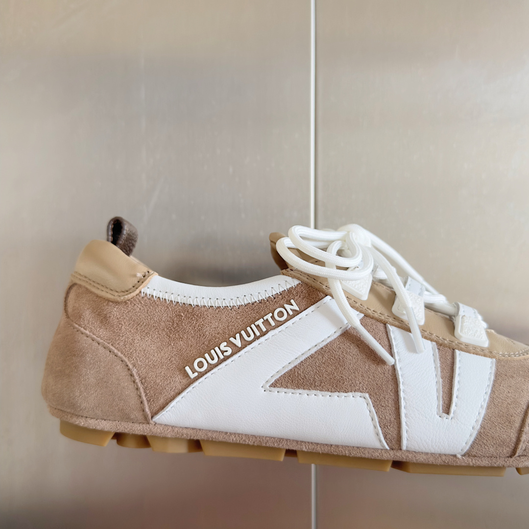 顶级版本:情侣款
LV路易威登 L家 驴牌 最新Sneakerina系列 情侣款 芭蕾运动鞋 德训鞋 休