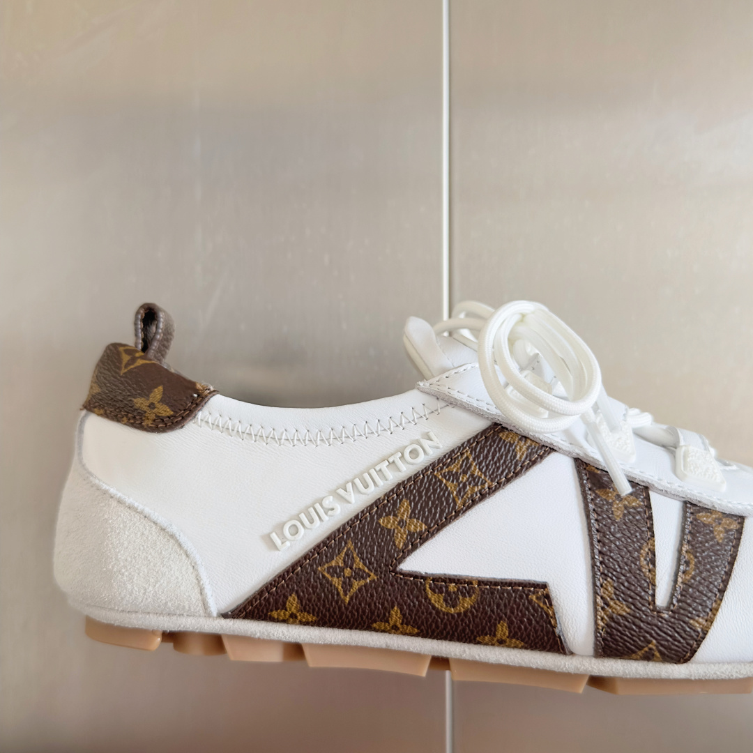 顶级版本:情侣款
LV路易威登 L家 驴牌 最新Sneakerina系列 情侣款 芭蕾运动鞋 德训鞋 休