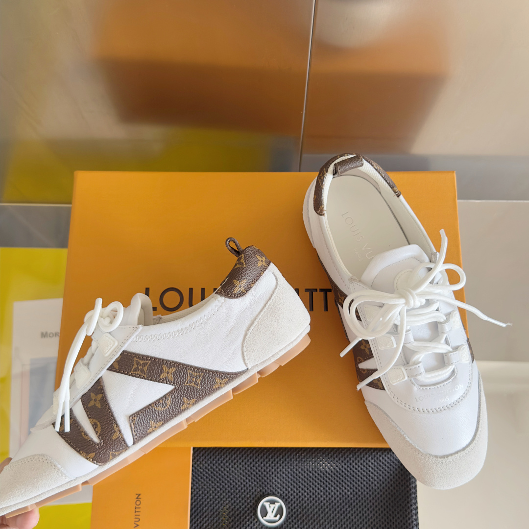 顶级版本:情侣款
LV路易威登 L家 驴牌 最新Sneakerina系列 情侣款 芭蕾运动鞋 德训鞋 休