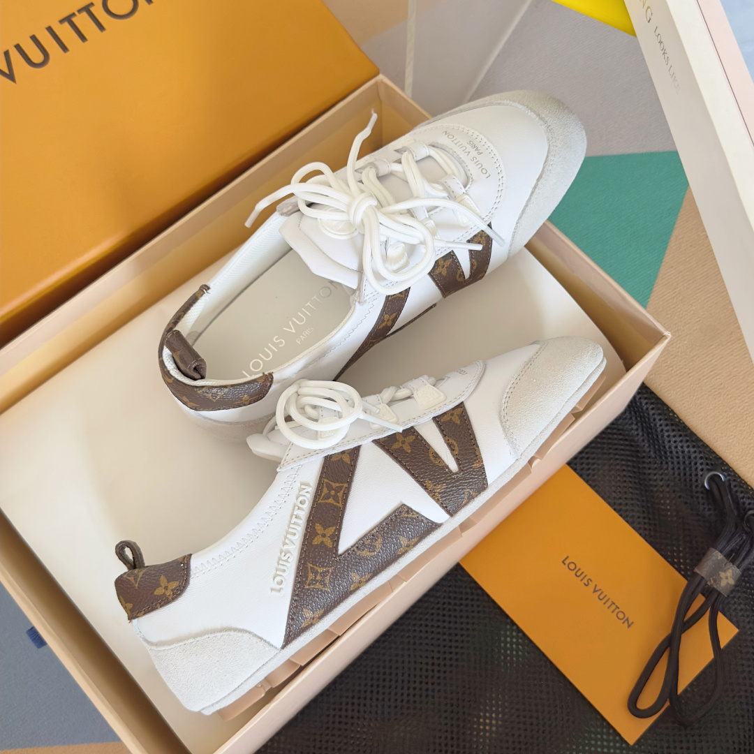 顶级版本:情侣款
LV路易威登 L家 驴牌 最新Sneakerina系列 情侣款 芭蕾运动鞋 德训鞋 休