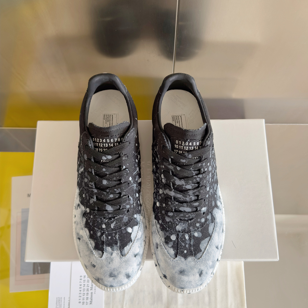 顶级版本:情侣款
MaisonMargiela MM6 马吉拉 情侣款 喷墨 涂鸦 帆布 德训鞋 休闲