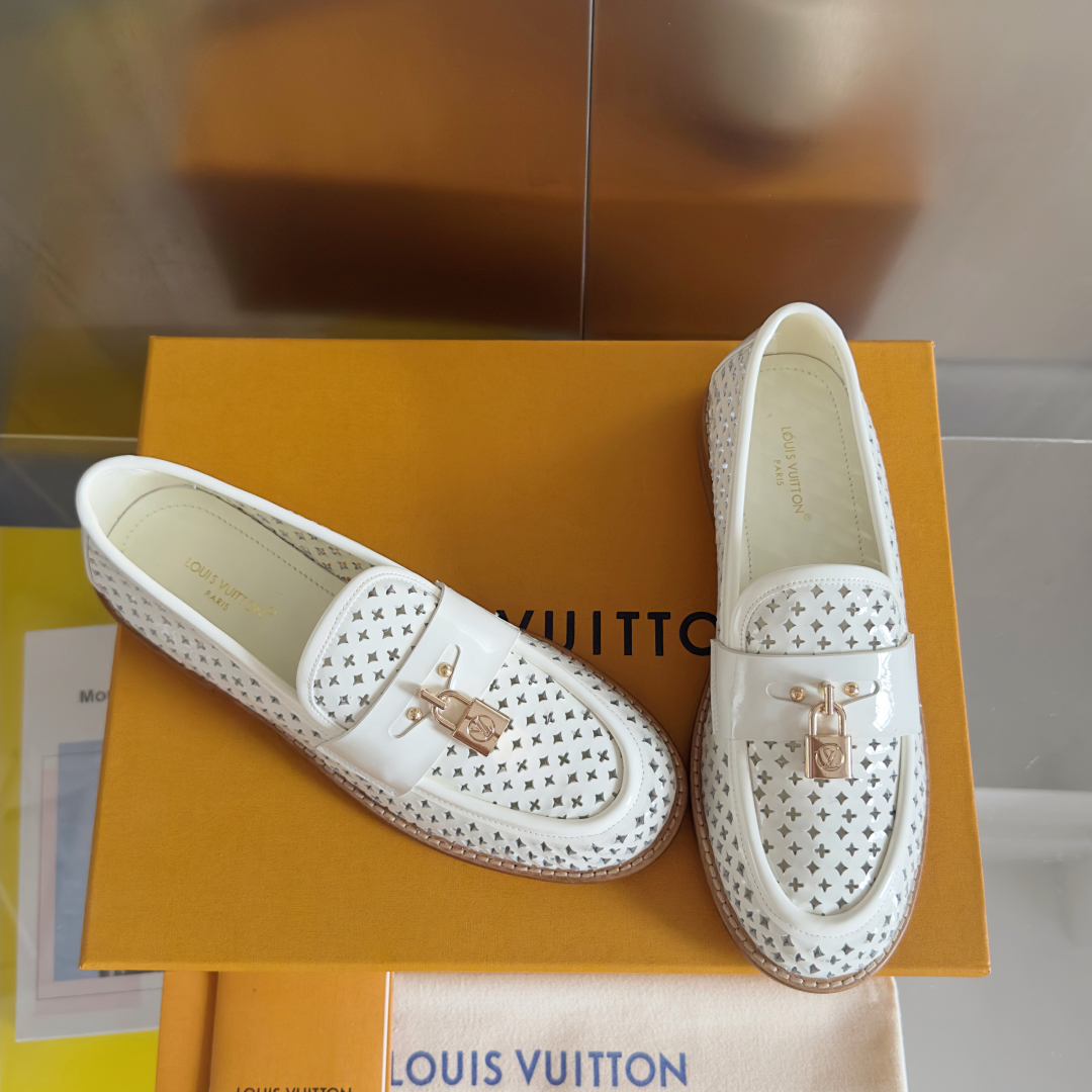 顶级版本：女款
LV路易威登 L家 驴牌 最新 冲孔 雕花 锁头 乐福鞋
原版购入开发 做货 这款路易威