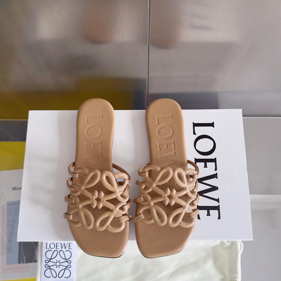 顶级版本：女款（莞货
LOEWE 罗意威 最新 Petal Anagram 凉鞋 露趾 一字 拖鞋
原版