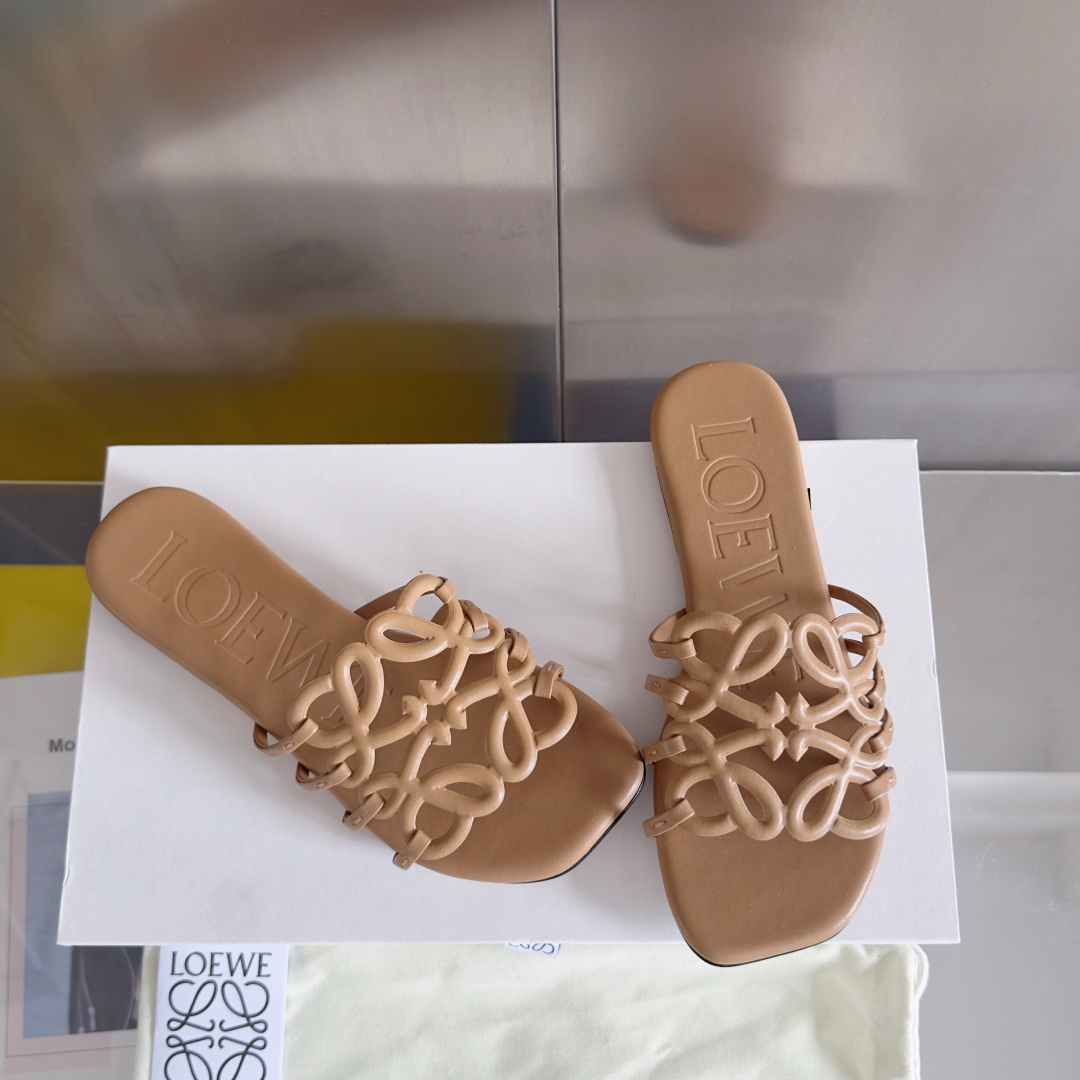 顶级版本：女款（莞货
LOEWE 罗意威 最新 Petal Anagram 凉鞋 露趾 一字 拖鞋
原版