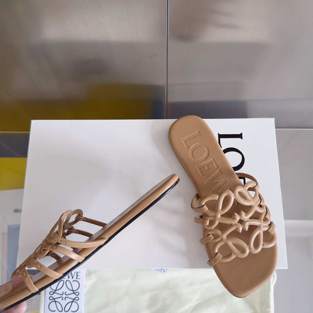 顶级版本：女款（莞货
LOEWE 罗意威 最新 Petal Anagram 凉鞋 露趾 一字 拖鞋
原版