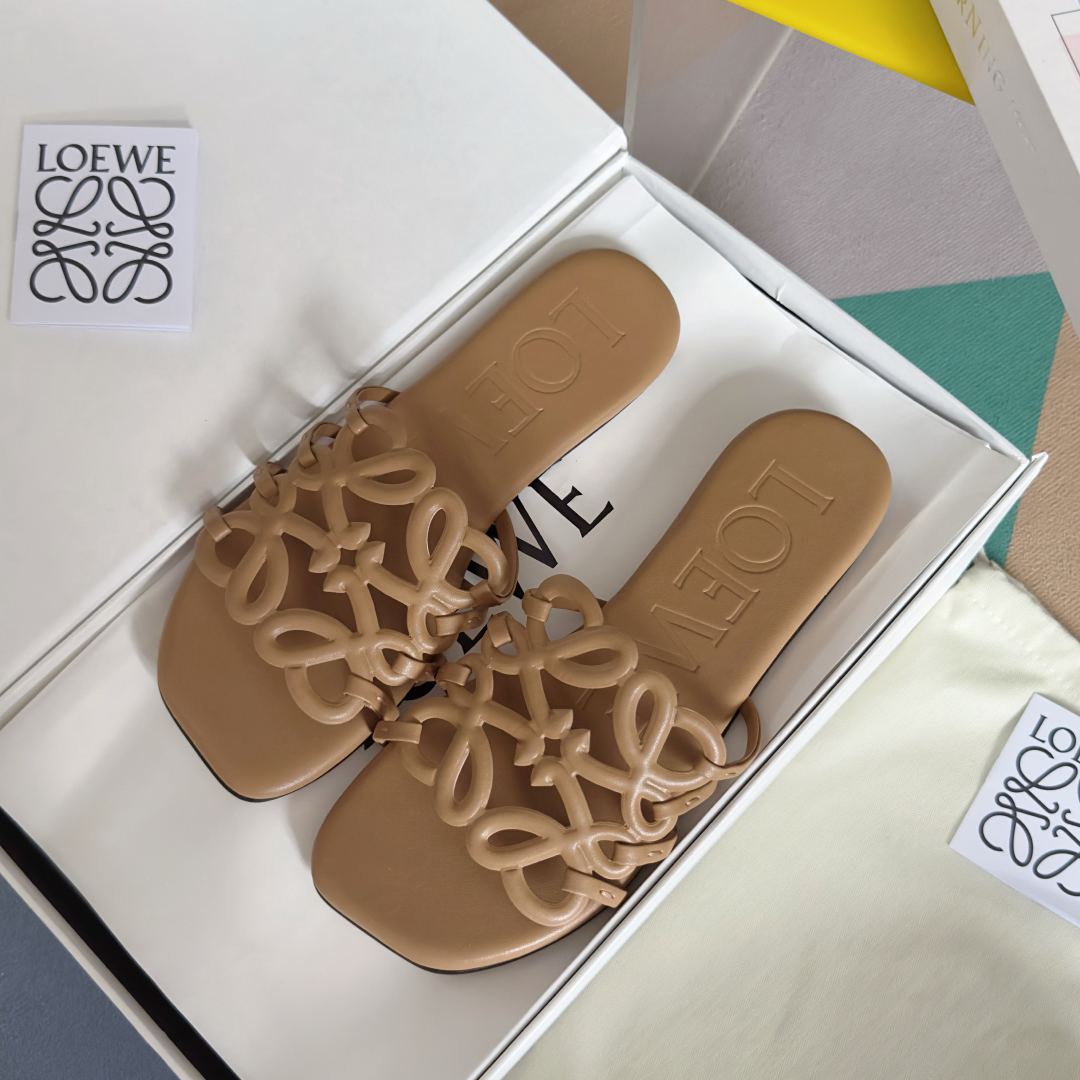 顶级版本：女款（莞货
LOEWE 罗意威 最新 Petal Anagram 凉鞋 露趾 一字 拖鞋
原版