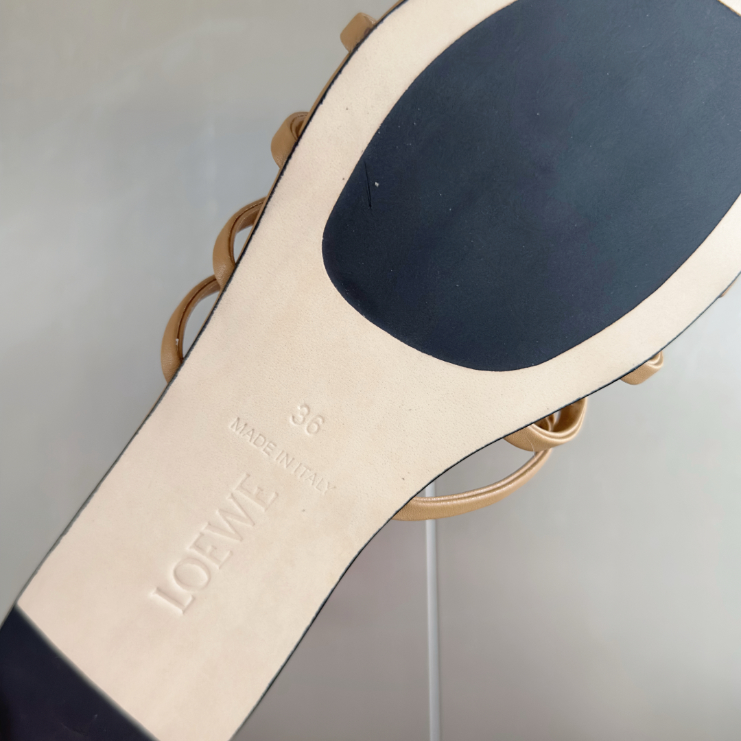 顶级版本：女款（莞货
LOEWE 罗意威 最新 Petal Anagram 凉鞋 露趾 一字 拖鞋
原版