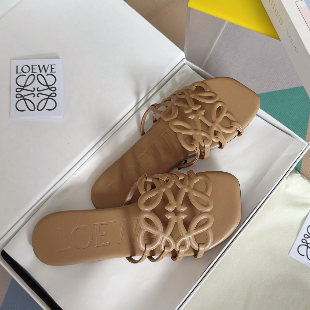 顶级版本：女款（莞货
LOEWE 罗意威 最新 Petal Anagram 凉鞋 露趾 一字 拖鞋
原版
