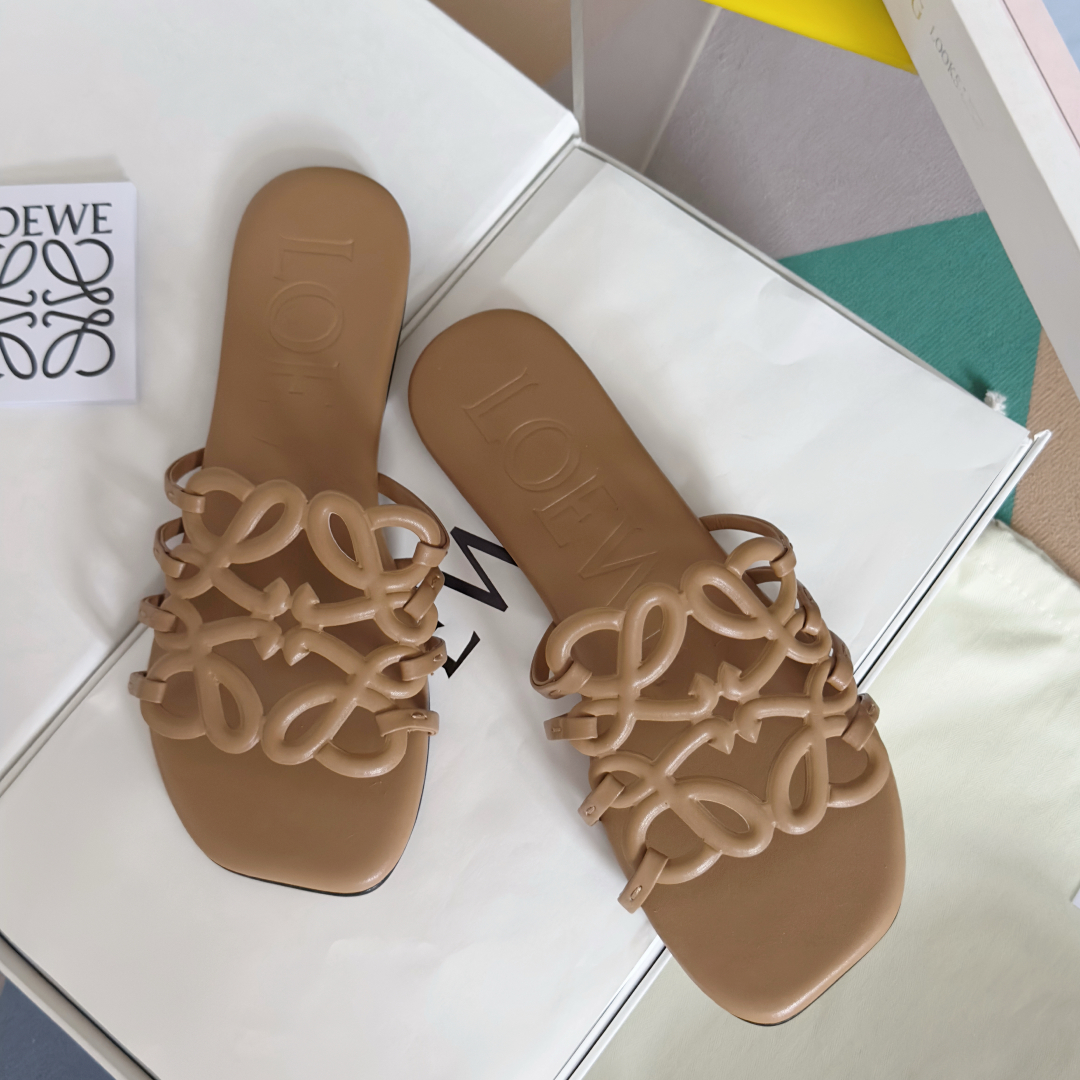 顶级版本：女款（莞货
LOEWE 罗意威 最新 Petal Anagram 凉鞋 露趾 一字 拖鞋
原版