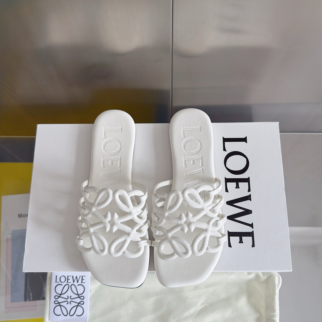 顶级版本：女款（莞货
LOEWE 罗意威 最新 Petal Anagram 凉鞋 露趾 一字 拖鞋
原版