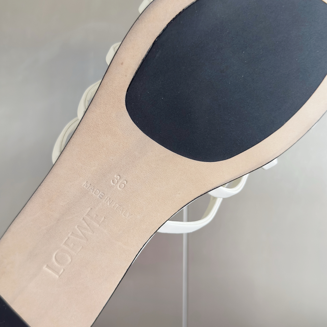 顶级版本：女款（莞货
LOEWE 罗意威 最新 Petal Anagram 凉鞋 露趾 一字 拖鞋
原版