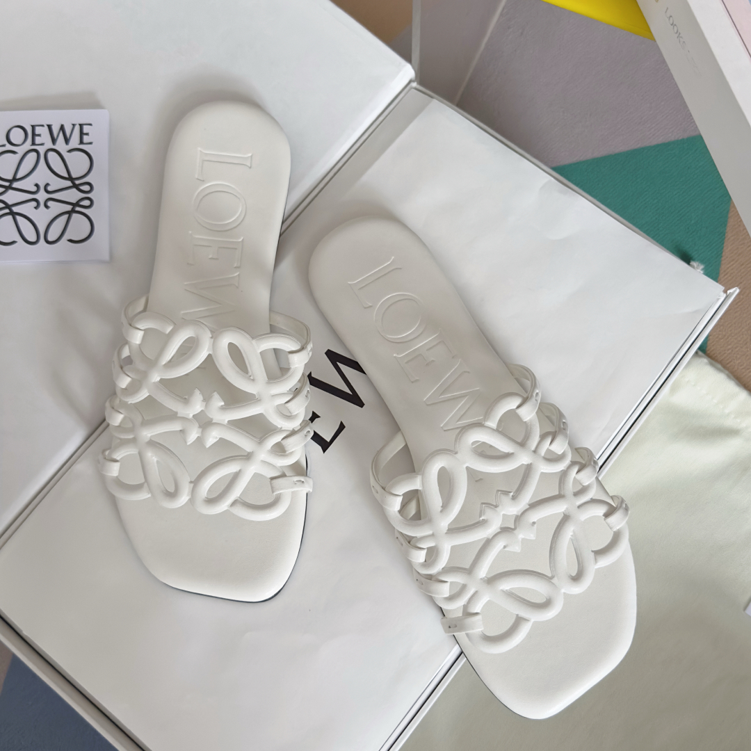 顶级版本：女款（莞货
LOEWE 罗意威 最新 Petal Anagram 凉鞋 露趾 一字 拖鞋
原版