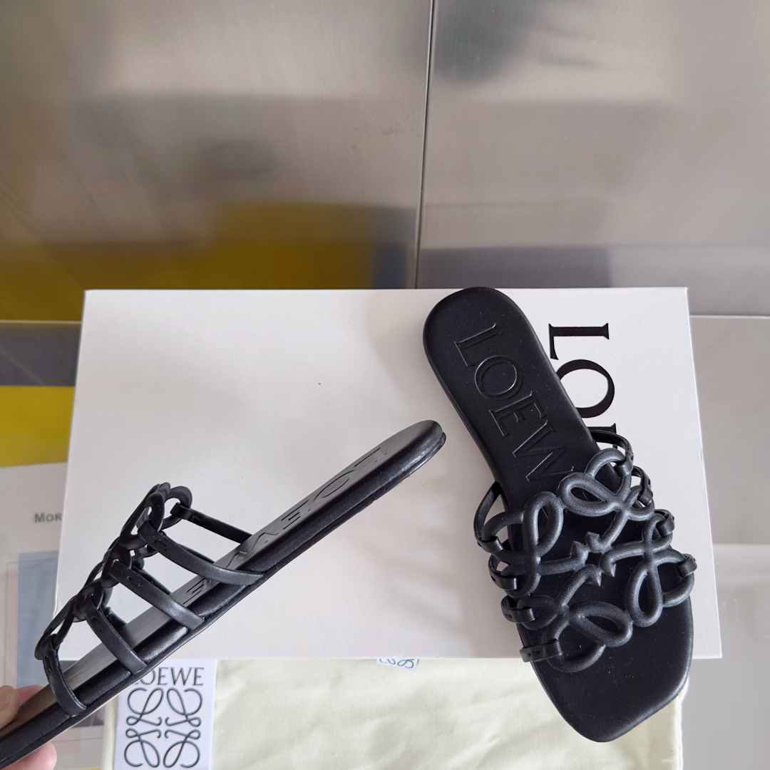 顶级版本：女款（莞货
LOEWE 罗意威 最新 Petal Anagram 凉鞋 露趾 一字 拖鞋
原版