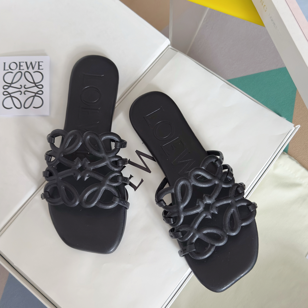 顶级版本：女款（莞货
LOEWE 罗意威 最新 Petal Anagram 凉鞋 露趾 一字 拖鞋
原版