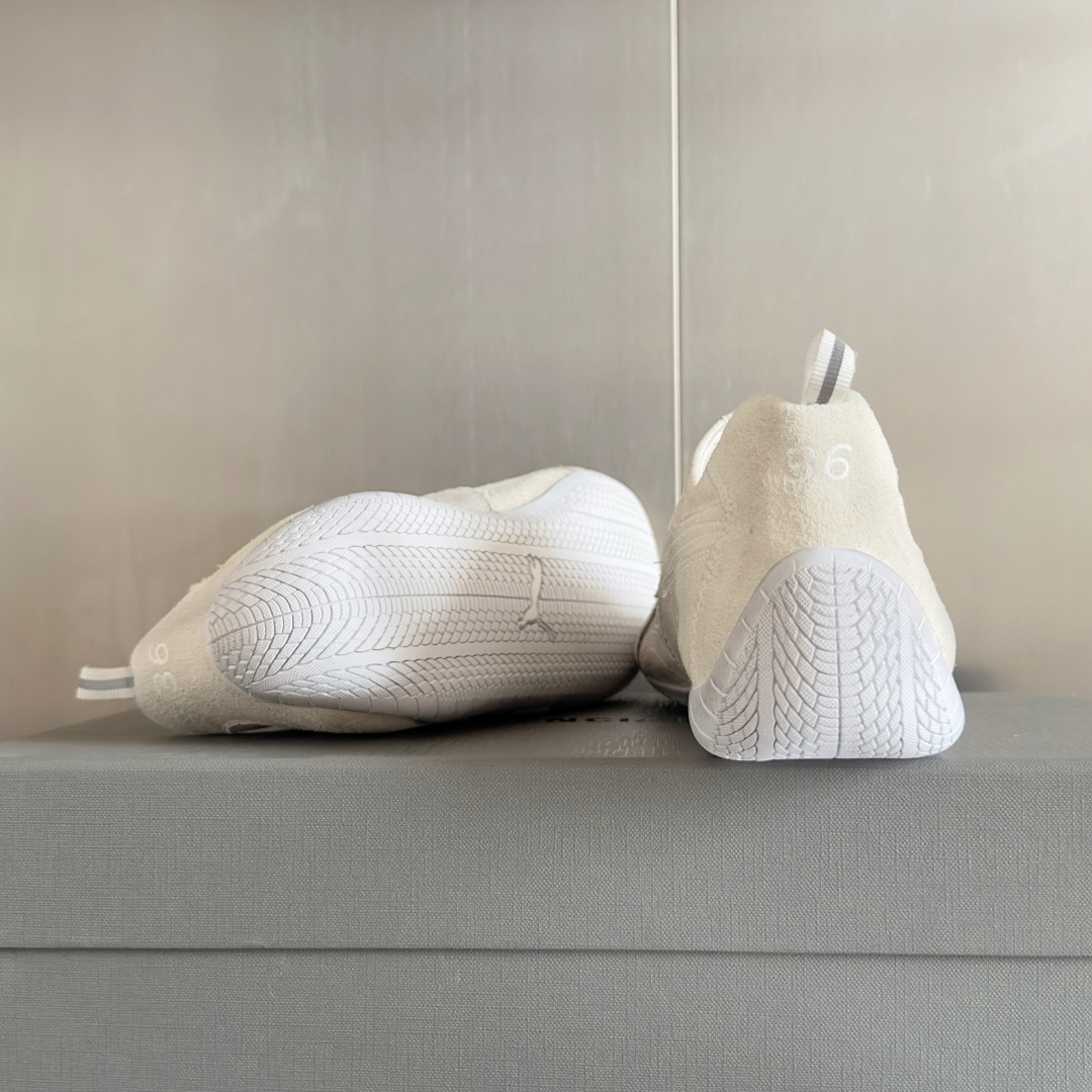 顶级版本:女款
巴黎世家Balenciaga × 彪马PUMA 联名款Ultrasoft Speedca