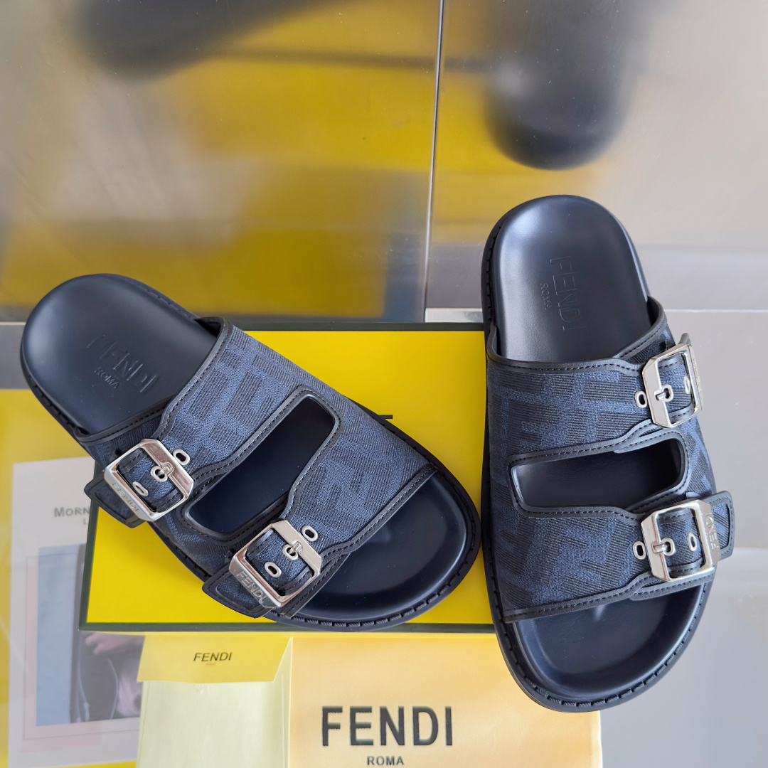 顶级版本:男款
Fendi芬迪 最新配色 feel老花FF凉拖鞋
原版购入开发 做货 芬迪早秋最新款 双