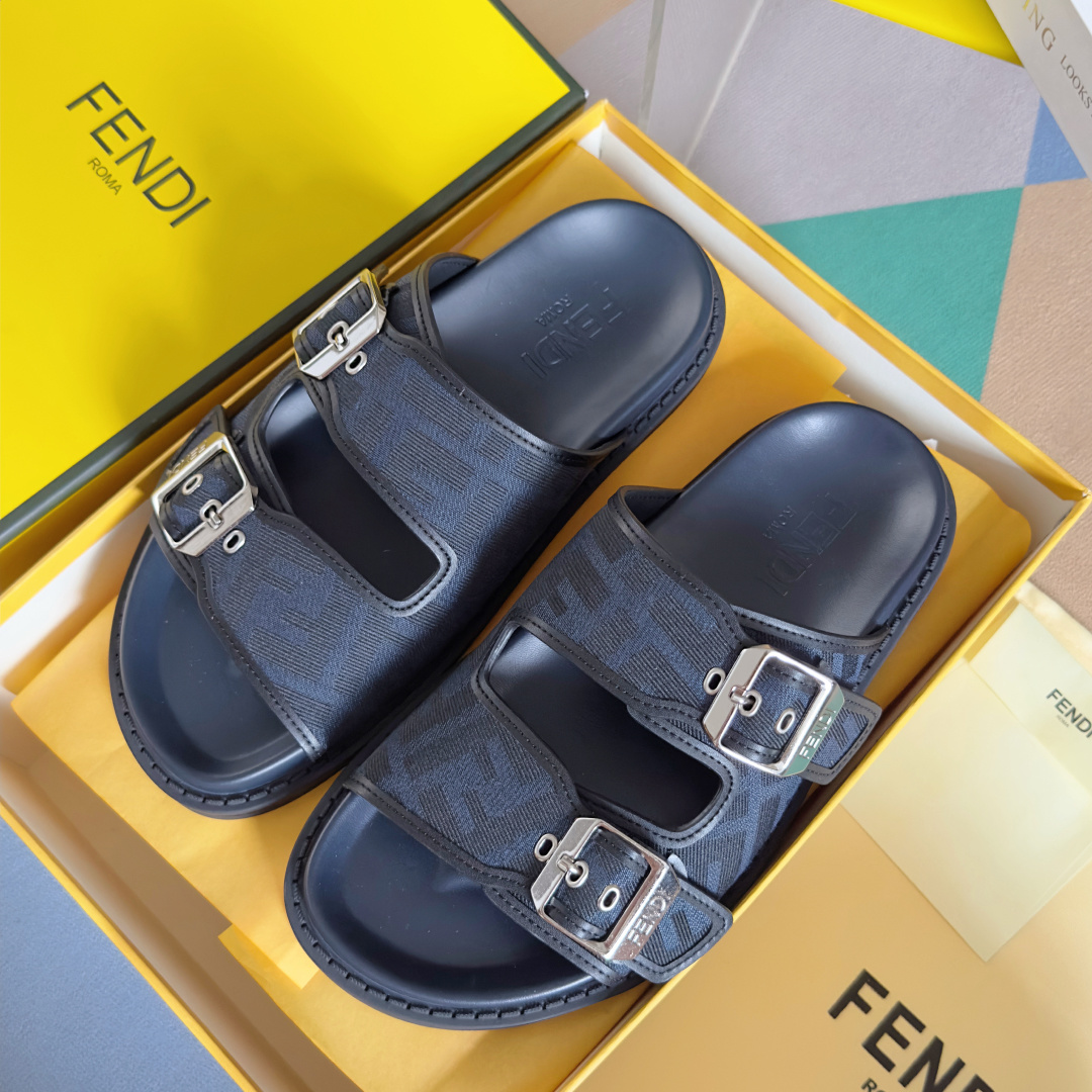 顶级版本:男款
Fendi芬迪 最新配色 feel老花FF凉拖鞋
原版购入开发 做货 芬迪早秋最新款 双