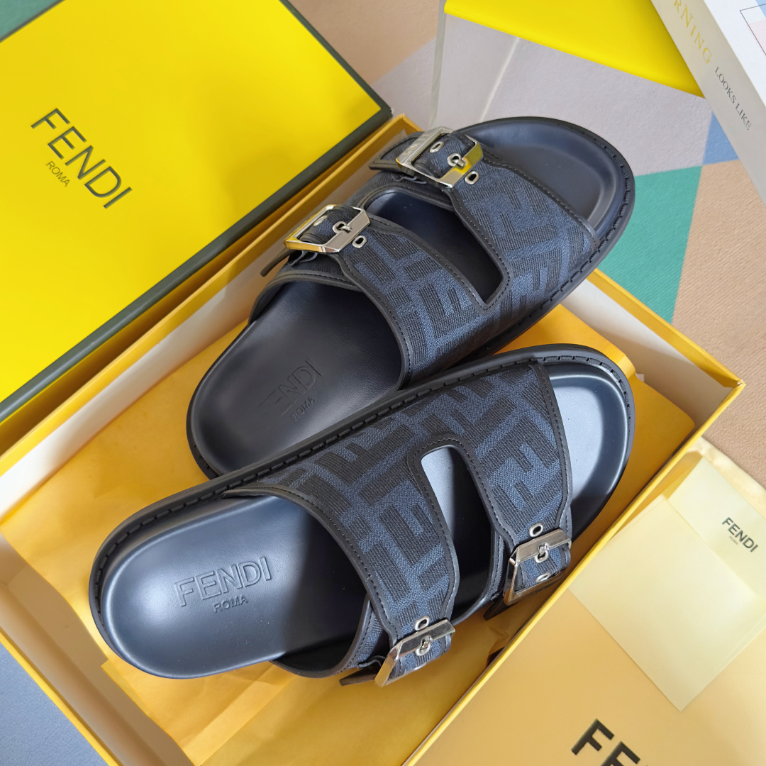 顶级版本:男款
Fendi芬迪 最新配色 feel老花FF凉拖鞋
原版购入开发 做货 芬迪早秋最新款 双