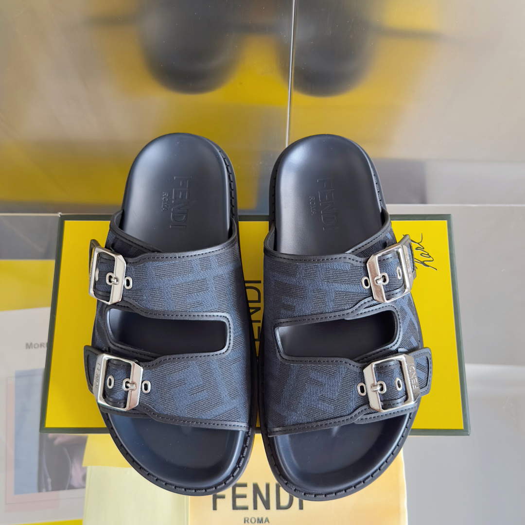顶级版本:男款
Fendi芬迪 最新配色 feel老花FF凉拖鞋
原版购入开发 做货 芬迪早秋最新款 双