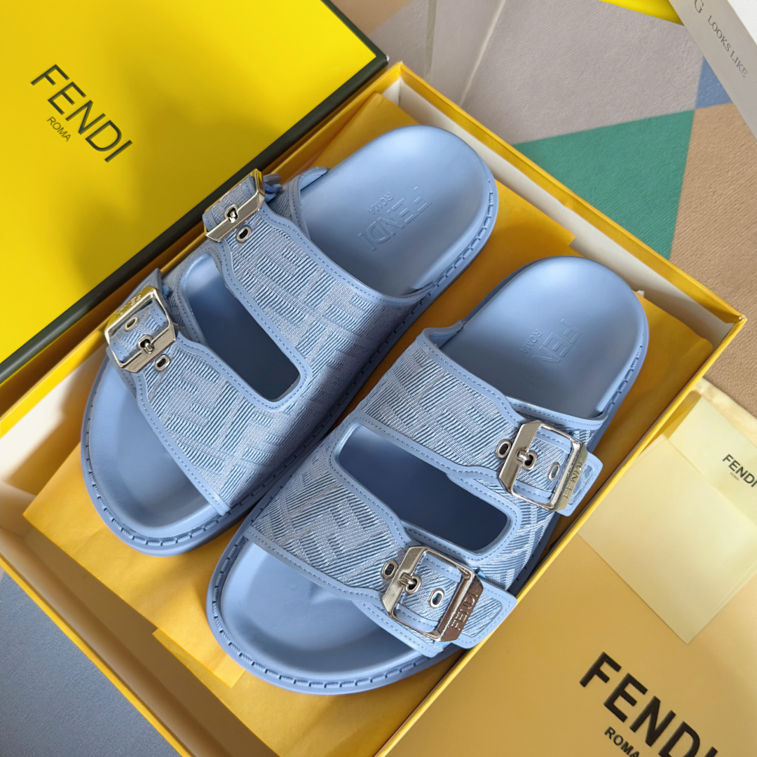 顶级版本:男款
Fendi芬迪 最新配色 feel老花FF凉拖鞋
原版购入开发 做货 芬迪早秋最新款 双