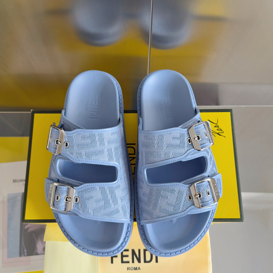 顶级版本:男款
Fendi芬迪 最新配色 feel老花FF凉拖鞋
原版购入开发 做货 芬迪早秋最新款 双