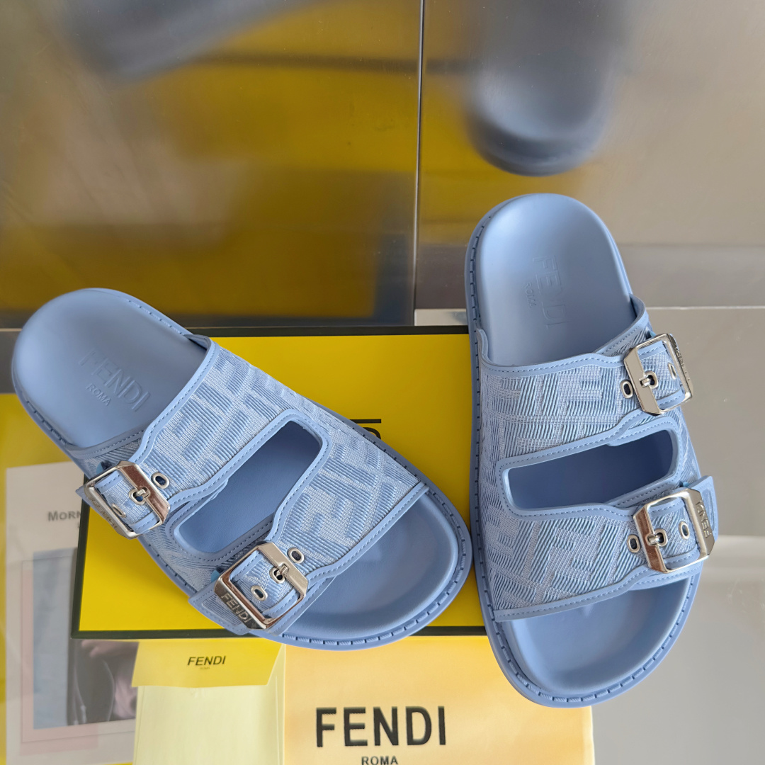 顶级版本:男款
Fendi芬迪 最新配色 feel老花FF凉拖鞋
原版购入开发 做货 芬迪早秋最新款 双