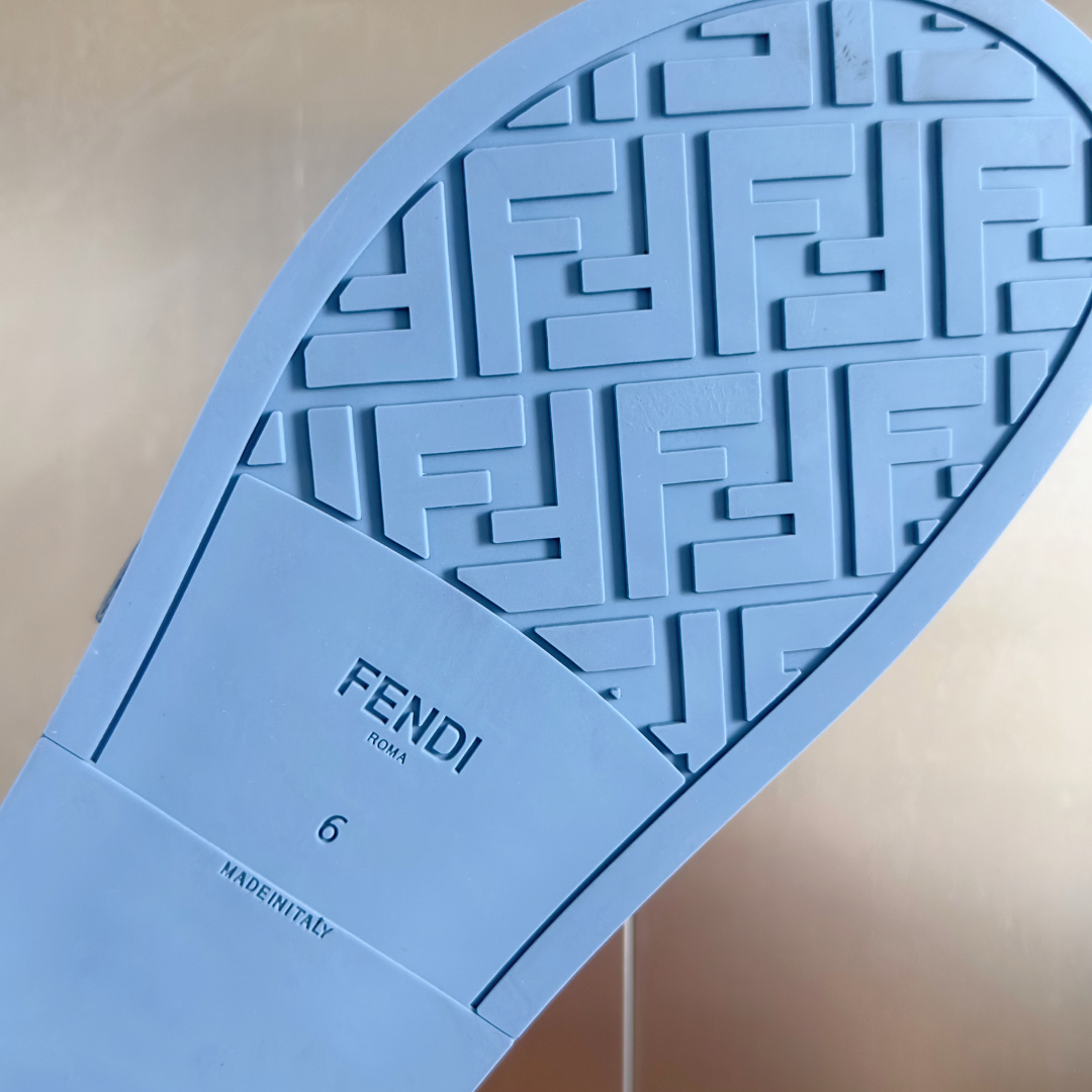 顶级版本:男款
Fendi芬迪 最新配色 feel老花FF凉拖鞋
原版购入开发 做货 芬迪早秋最新款 双