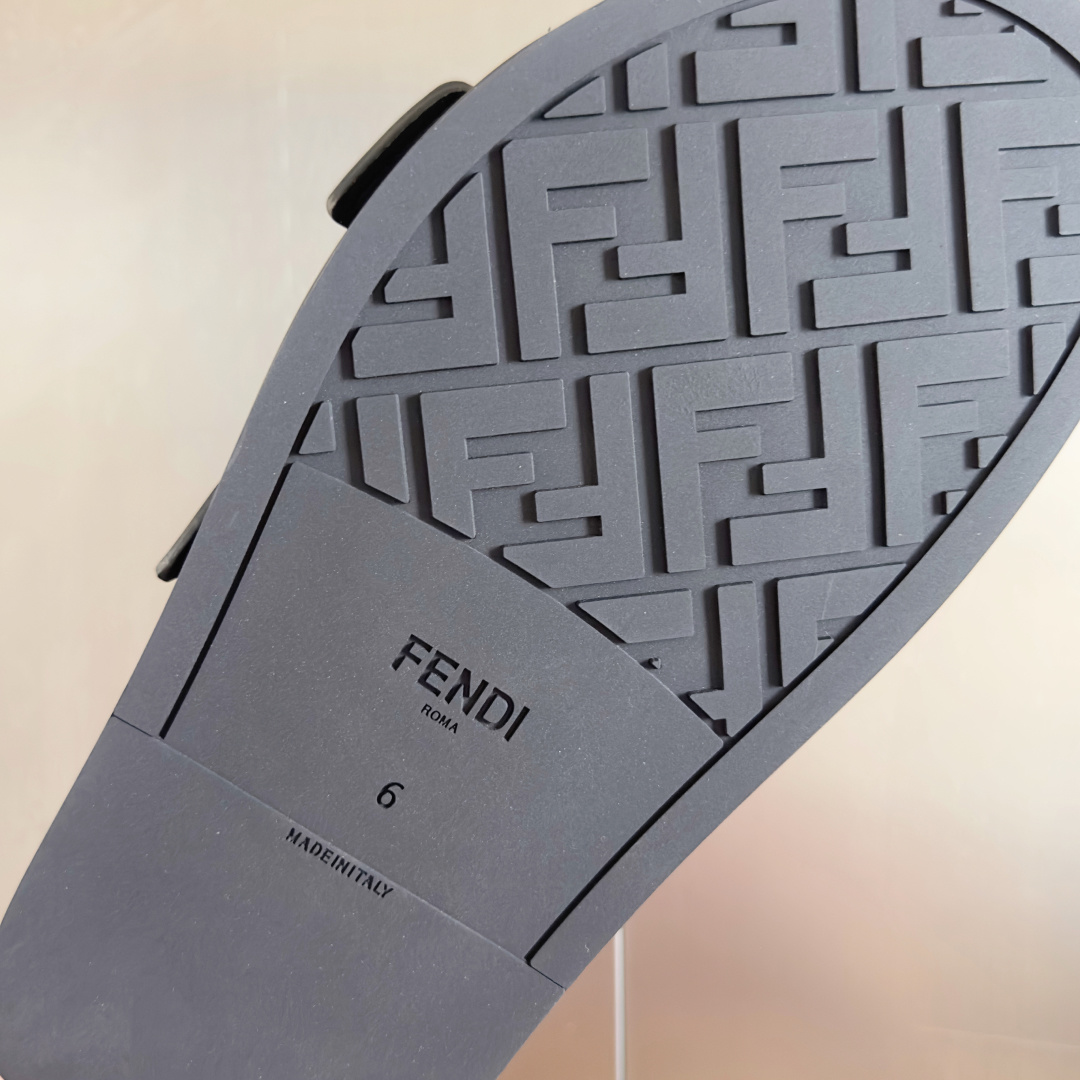 顶级版本:男款
Fendi芬迪 最新配色 feel老花FF凉拖鞋
原版购入开发 做货 芬迪早秋最新款 双