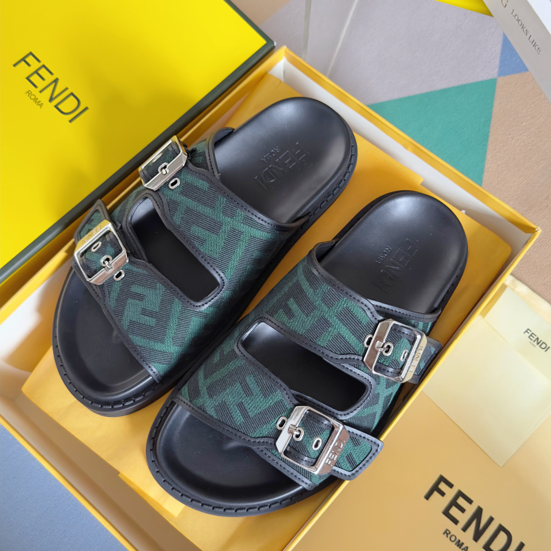 顶级版本:男款
Fendi芬迪 最新配色 feel老花FF凉拖鞋
原版购入开发 做货 芬迪早秋最新款 双